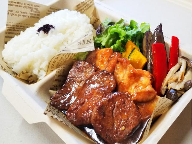 ミックス焼肉弁当980円　人気急上昇中！