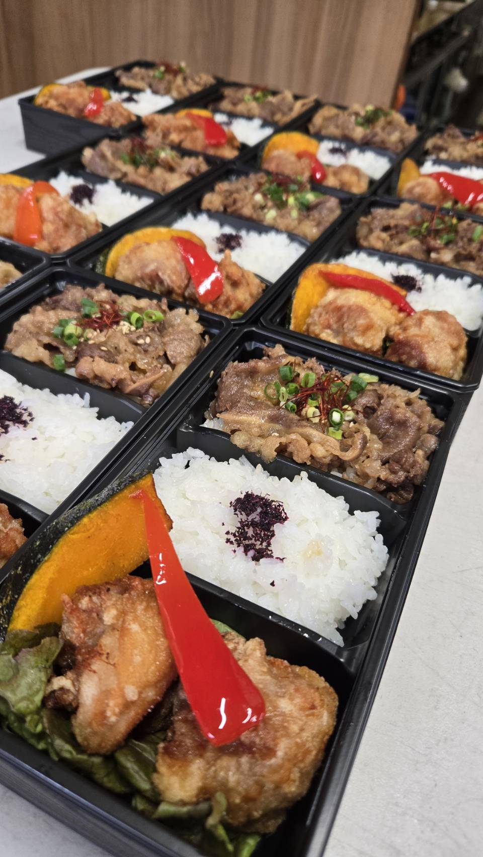 企業スタッフ様用に900円のちょっぴり贅沢弁当を宅配｜唐揚げ＆カルビ弁当 高松市内対応