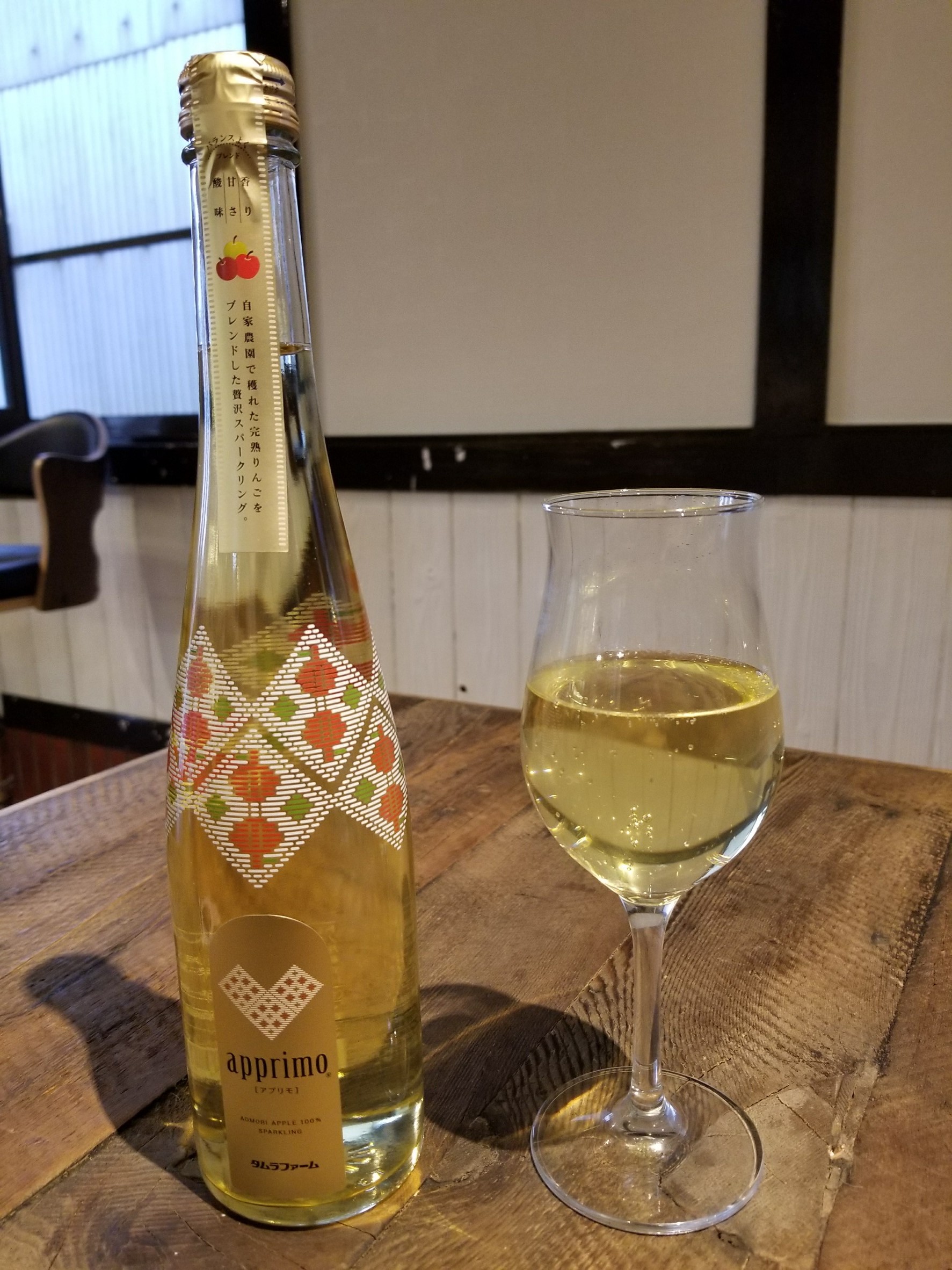 贅沢な夜にスパークリングりんごジュース